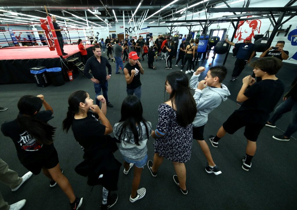 Berchelt teaching kids