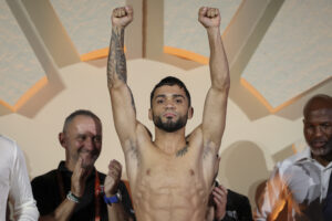 Oscar Collazo Unifies Minimumweight With TKO of Thammanoon Niyomtrong